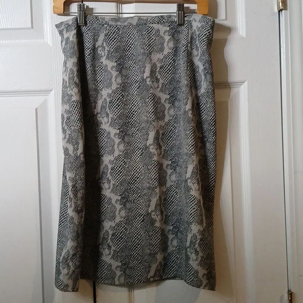 First Issue A Liz Claiborne Co  snakeskin print A line skirt Sz 12 NWOT